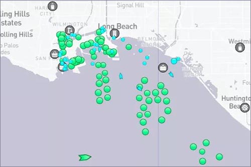 南加州附近港口海上，等<br />
待靠泊的集裝箱船在30艘以上