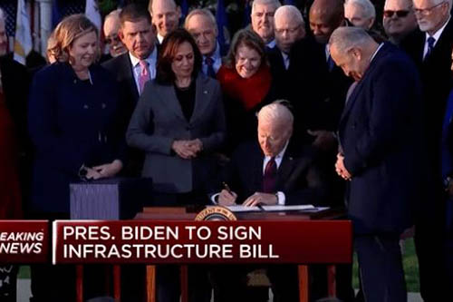 美國(guó)總統(tǒng)拜登正式簽署兩黨基礎(chǔ)設(shè)施建設(shè)法案